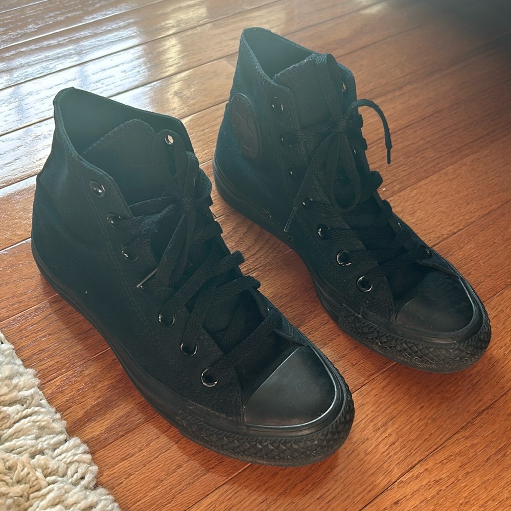 All black converse. Size 6.5 in women’s. Size 4.5 in men’s. Great condition